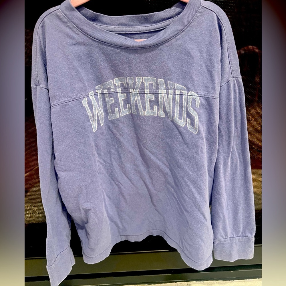 Gap Kids “Weekends” blue Raglan shirt. Size Kids Small.